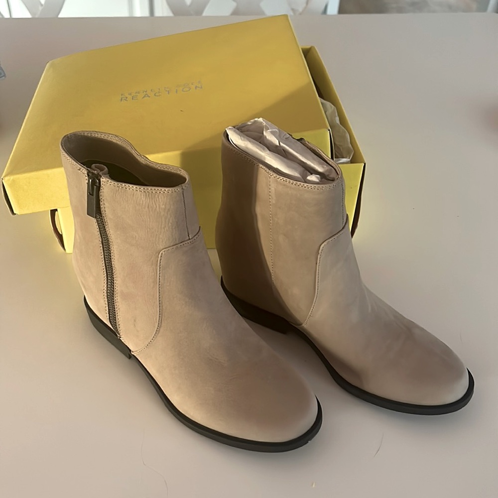 Kenneth Cole Reaction Taupe Womens Ankle Boots